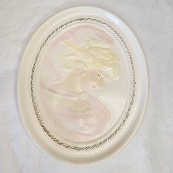 80s Victorian Cameo Wall Hangings - Picture 2 of 14